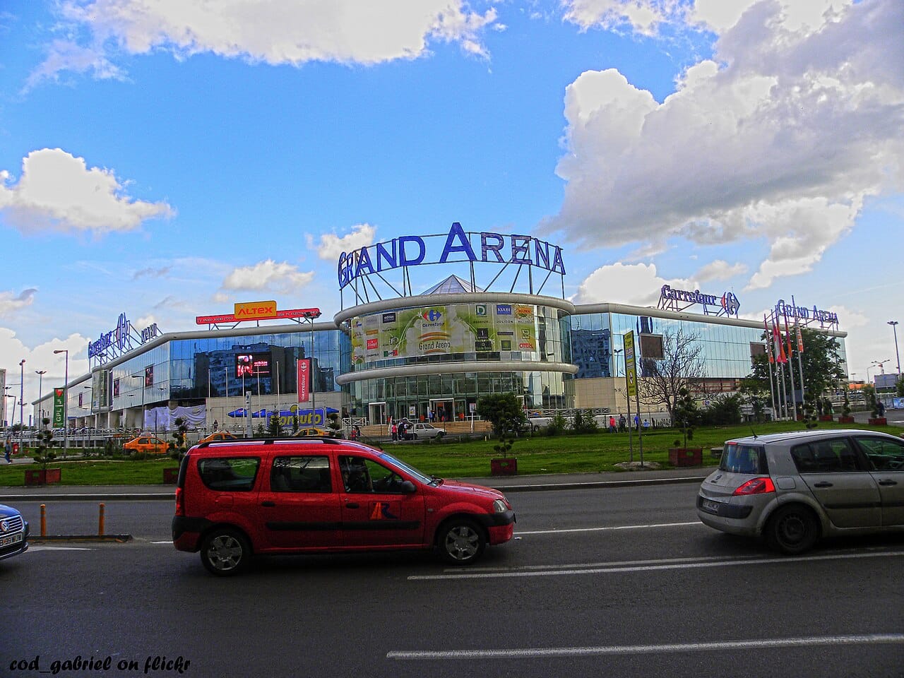 مجتمع Grand Arena Mall در بخارست، محل اداره مهاجرت (IGI) بخارست